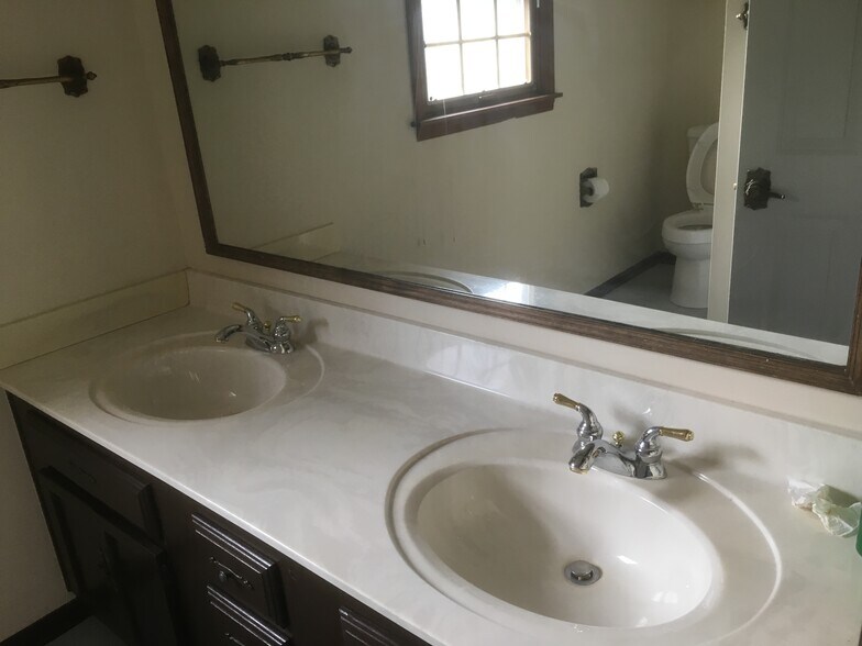 Building Photo - 5876 Mall View Ct