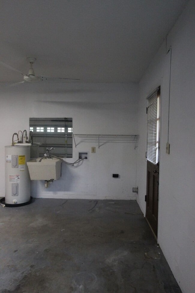 Building Photo - 4 Bedroom/2 Bath/2 Car Garage