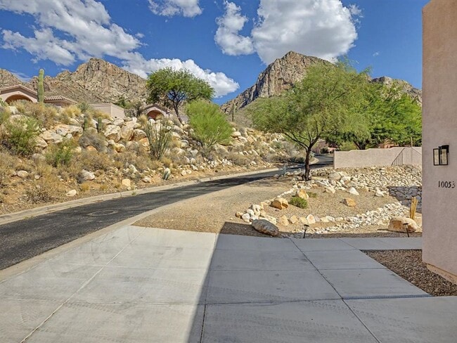 Building Photo - Desert Luxury Living in a Gated Community with Stunning Mountain Views!