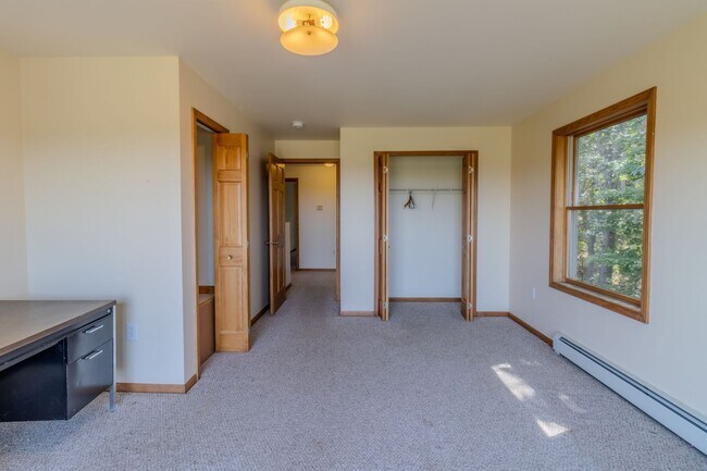 Building Photo - Empire Hilltop Retreat