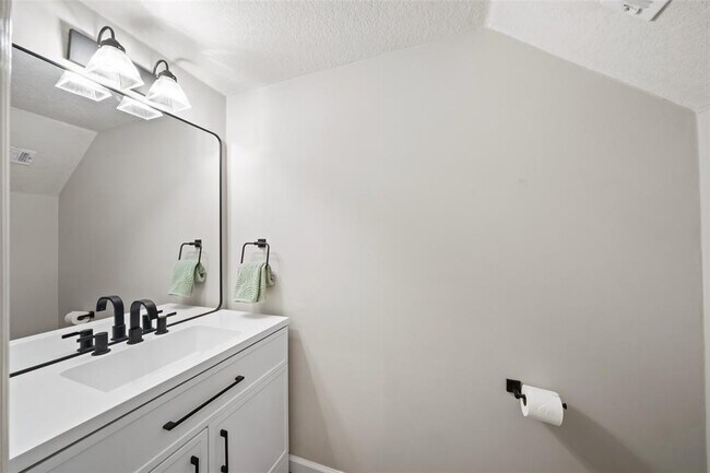 Building Photo - 10 Alderon Woods Pl