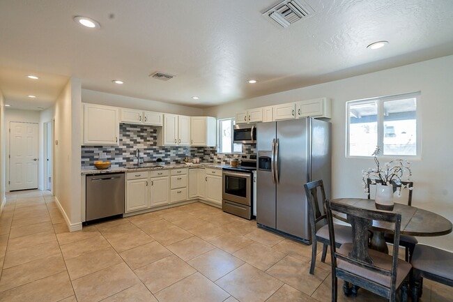 Building Photo - Scottsdale Home that has everything you need!