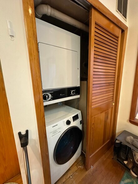 Building Photo - 374 North St