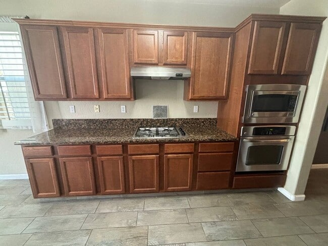 Building Photo - Beautiful 4 Bedroom Home Near Island Water...