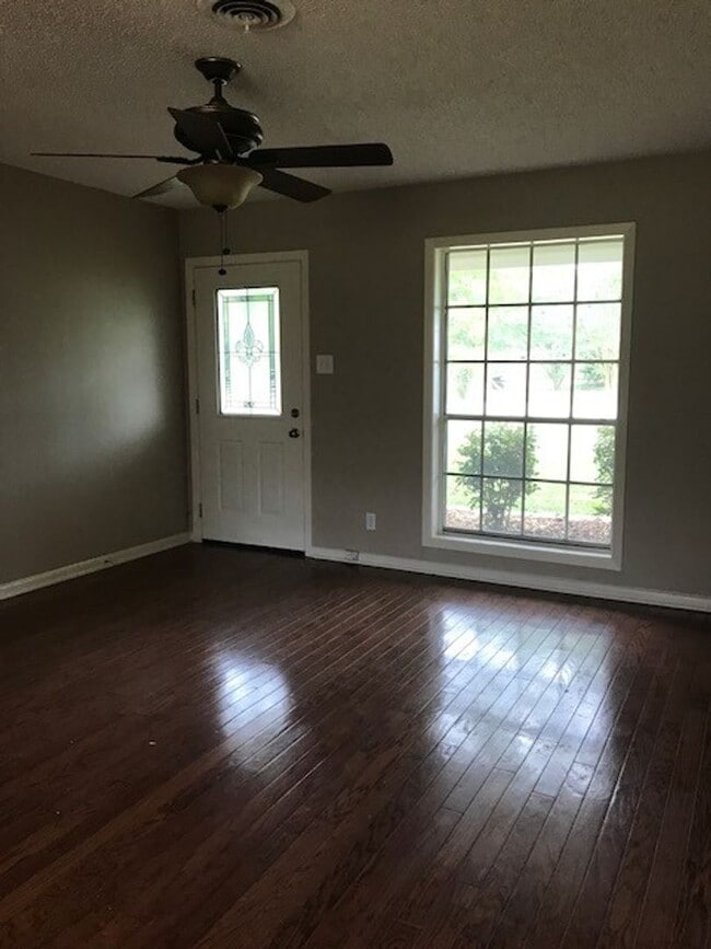 Building Photo - Beautiful 3 bedroom home! 1/2 off 1st month rent!!!