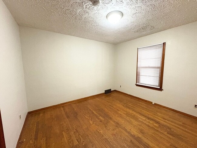 Building Photo - Attached Garage 3 Bed 2 Bath