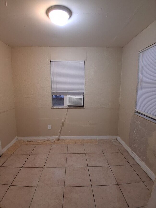 Building Photo - 1209 Carlsbad Pl