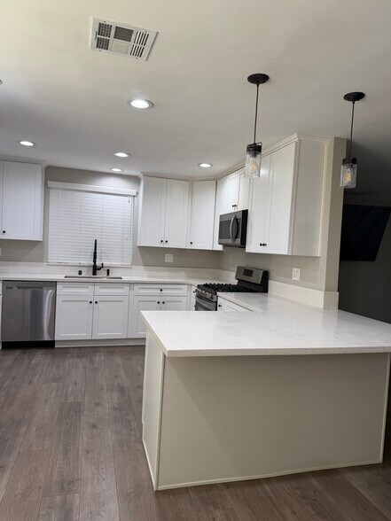 Building Photo - 15241 Dorian St