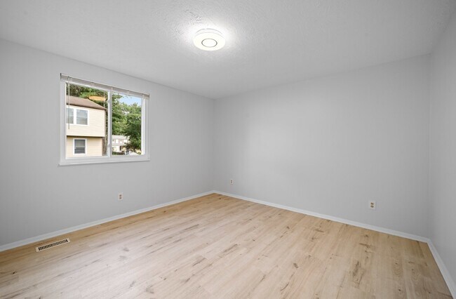 Building Photo - Discover Your Dream Home: Modern Comfort M...