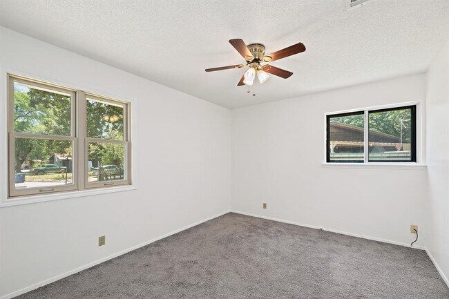 Building Photo - 806 Easy Day Cove