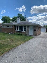 Building Photo - 2 Bedroom, 1 Bath House AVAILABLE NOW. $16...