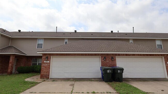 Building Photo - 847 Rambling Oaks Dr