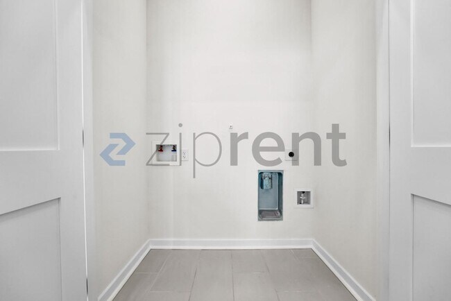 Building Photo - 2000 Riverside Farms Rd