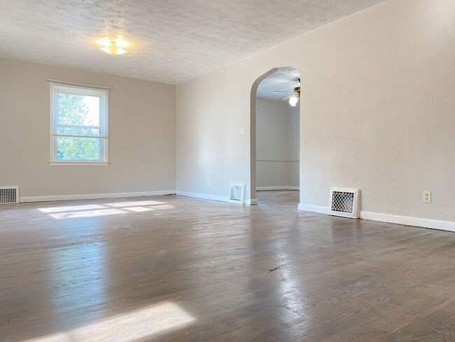 Building Photo - Large 2 bed 1 bath duplex with one car att...