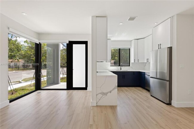 Building Photo - 3 bedroom in Miami FL 33150