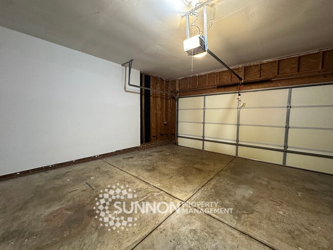 Building Photo - Charming 3-Bedroom Ranch with Sunroom & Wo...