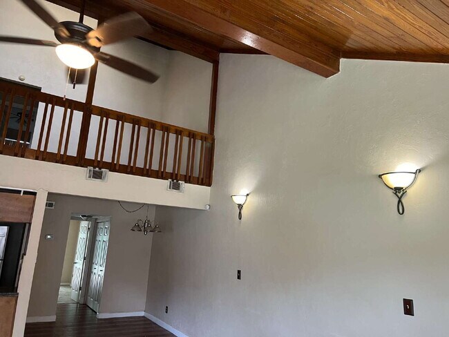 Building Photo - Delightful two story town home.