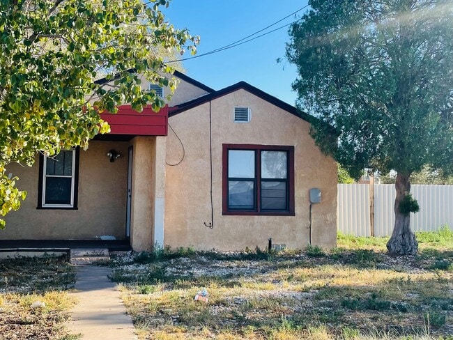 Building Photo - W15THSTDUPLEX