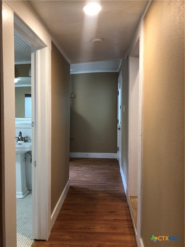 Building Photo - 414 W San Antonio St