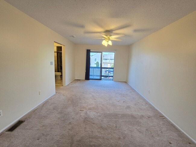 Building Photo - Spacious, freshly painted end-unit townhou...