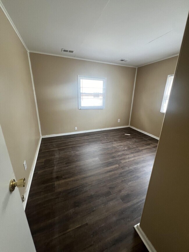 Building Photo - 960 Meadow Ln