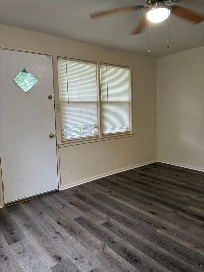 Building Photo - 2 Bedroom 1 Bathroom Single Family Home in...