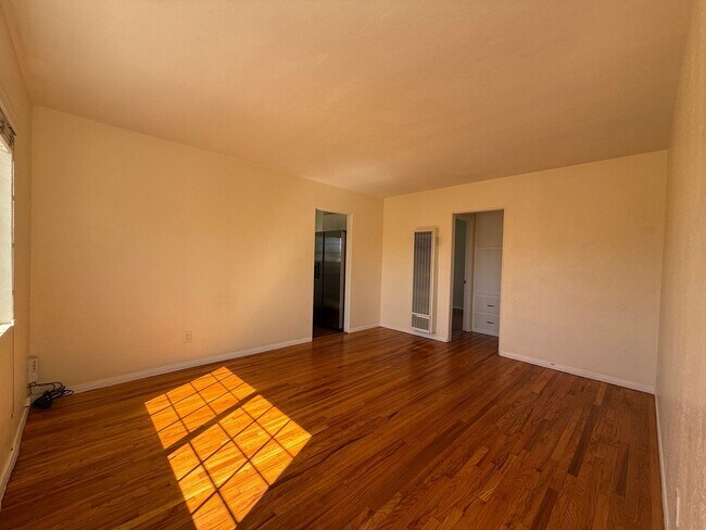 Building Photo - Kensington_Upper level Spacious 1Bed 1Bath reserved parking