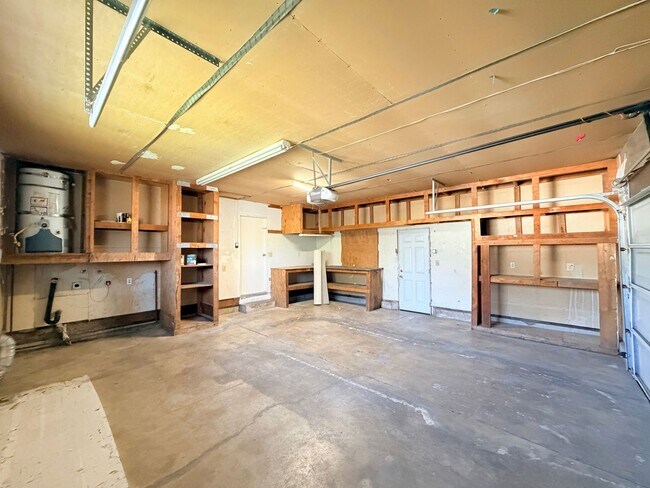 Building Photo - Newly Refreshed 3BD/2BA Home with Spacious Living Areas