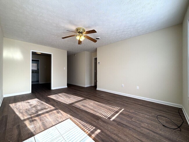 Building Photo - EAST PACES DR - 250/252