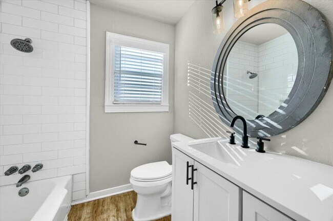 Building Photo - 810 N Throckmorton St