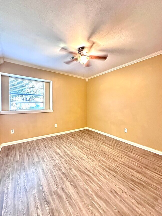 Building Photo - 5830 Effingham Dr