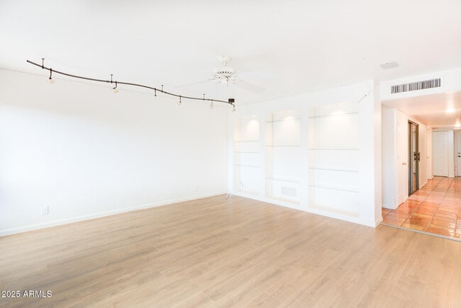 Building Photo - 20 E Redondo Dr