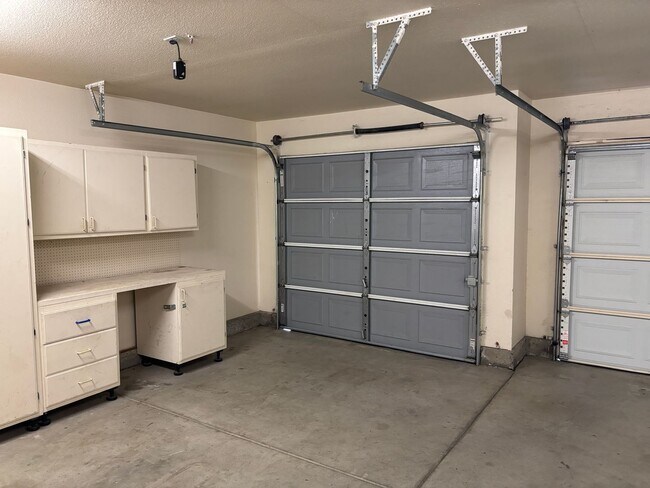 Building Photo - Lakeside Community Beauty