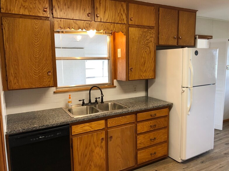 1034 Elizabeth Kitchen - 1034 Elizabeth Ave