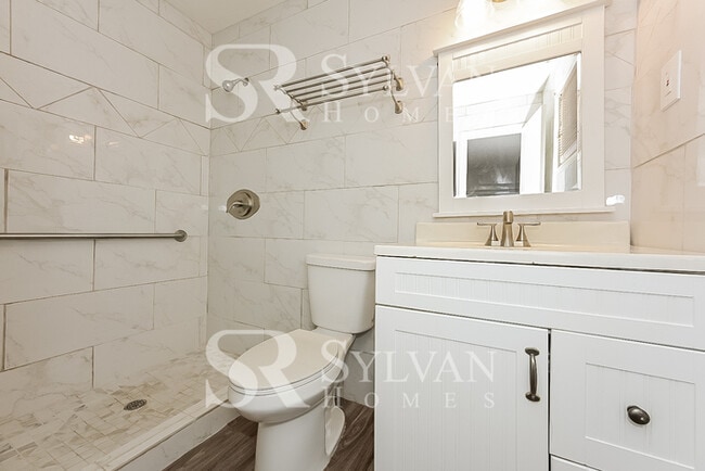 Building Photo - Welcome home to this 3 bedroom, 2 bathroom home