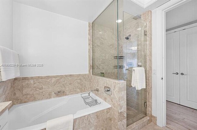 Building Photo - 1435 Brickell Ave