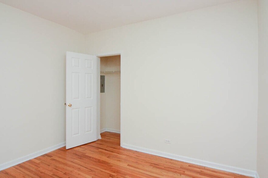 Building Photo - 920 W Dakin St