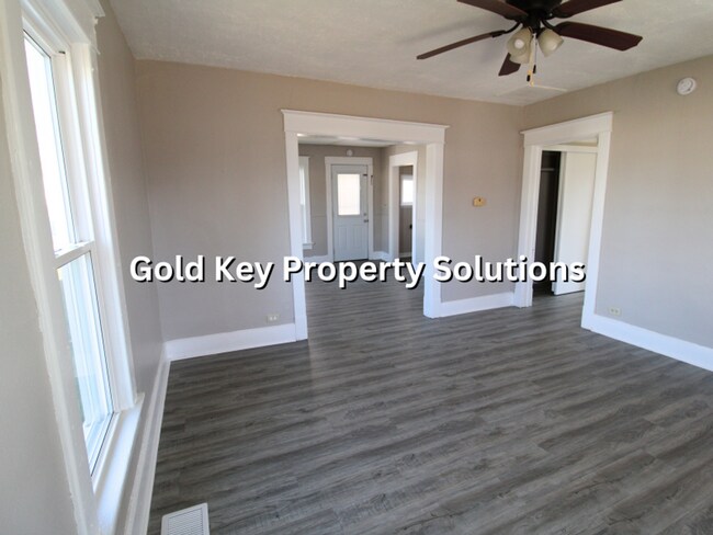 Building Photo - MUNCIE Updated 2 BR 1 BA House with New Fl...