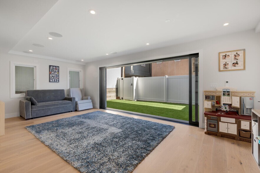 Building Photo - 248 34th St