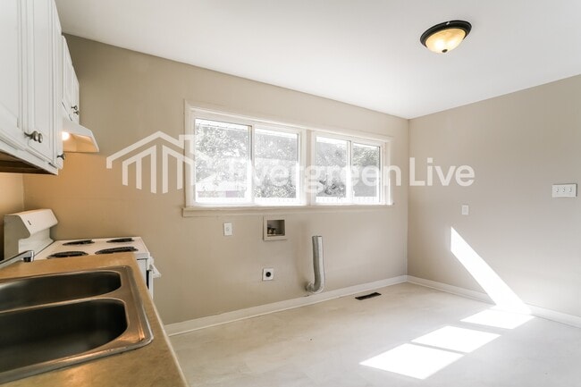 Building Photo - 4663 E Livingston Ave