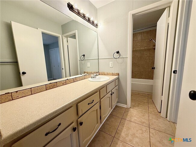 Building Photo - 705 Woodcrest Cir