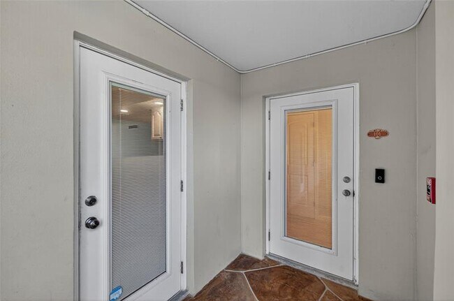 Building Photo - 3000 NE 48th Ct