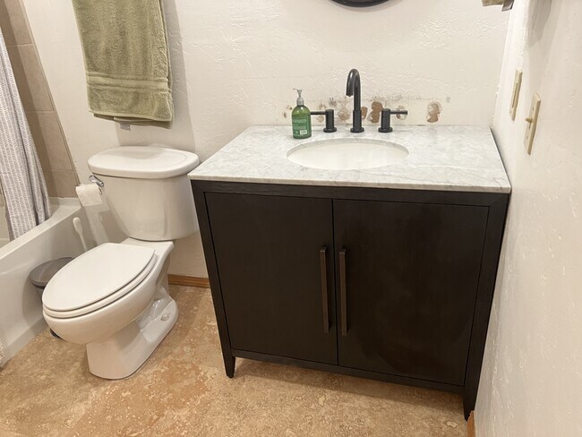 Building Photo - 2255 Pine Dr