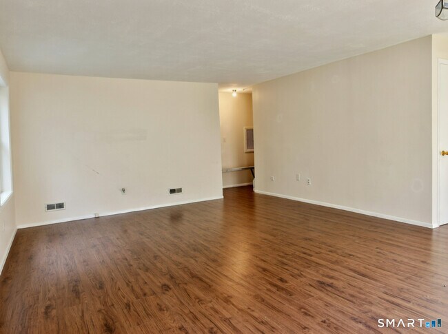 Building Photo - 16 E Gate Ln