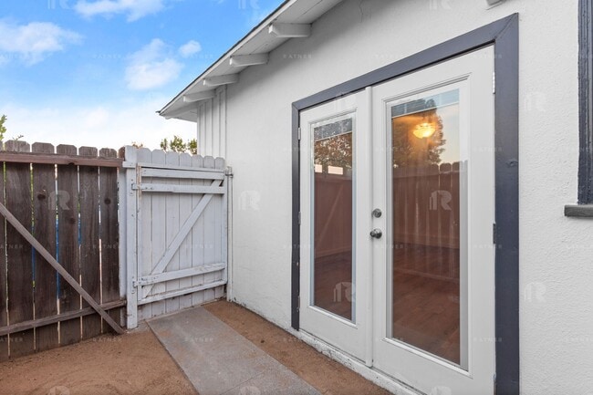 Building Photo - Newly REMODELED large 4 bed / 4 bath home w/ family room, private bonus room / home office, and "...