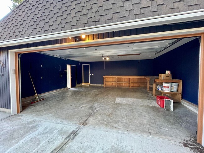 Building Photo - 15410 SW Peppermill Ct