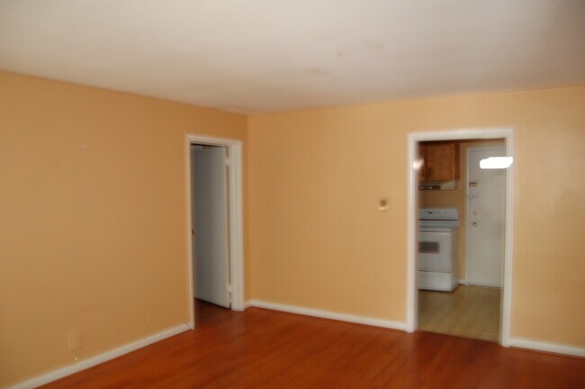 Building Photo - 424 S Holly St