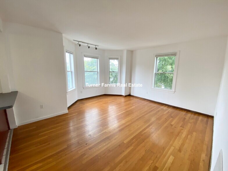 Building Photo - 87 Sheridan St