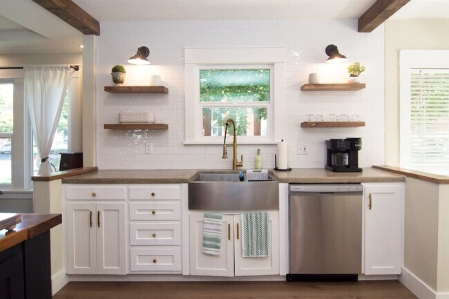 Building Photo - 1924 Cleveland Blvd