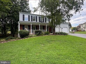 Building Photo - 10 Oakbrook Ct